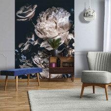 Eine romantische Fototapete mit einem Blumenstrauß aus Rosen und Pfingstrosen im Kunststil, zu sehen im Wohnzimmer.