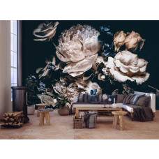 Eine romantische Fototapete mit einem Blumenstrauß aus Rosen und Pfingstrosen, zu sehen im Wohnzimmer und Schlafzimmer.