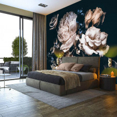 Eine romantische Fototapete mit einem Blumenstrauß aus Rosen und Pfingstrosen, zu sehen im Schlafzimmer.