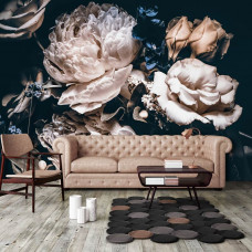 Eine romantische Fototapete mit einem Blumenstrauß aus Rosen und Pfingstrosen, zu sehen im Wohnzimmer.