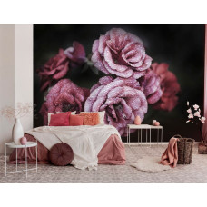 Eine Fototapete mit romantischen Rosen und Pfingstrosen in sanften Tönen, ideal für ein ruhiges Schlafzimmer.