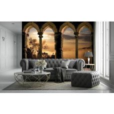 Eine Fototapete mit einer 3D-Perspektive von römischen Fenstern und klassischen Säulen in einer Landschaft, dargestellt in einem stilvollen Wohnzimmer.