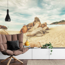 Eine Fototapete mit einem ruhigen Blick auf Felsen am Strand, ideal für ein Wohnzimmer.