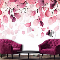 Fotobehang met sierlijke roze aquarelbladeren aan de muur van een elegante woonkamer.