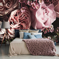 Eine Vliestapete mit einem raffinierten Blumenstrauß aus rosafarbenen Rosen und Pfingstrosen für ein Schlafzimmer.