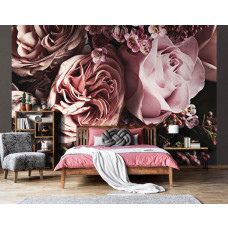 Eine Fototapete mit einem rosafarbenen Blumenstrauß mit Rosen und Pfingstrosen für ein ruhiges Schlafzimmer.