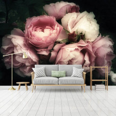 Fototapete mit einem Strauß Rosen und Pfingstrosen im Wohnzimmer.