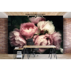 Fototapete mit einem Strauß Rosen und Pfingstrosen im Büro.