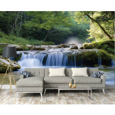Een woonkamer met een fotobehang met frisse waterval in een groene, schaduwrijke omgeving.