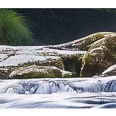 Fototapete mit beruhigendem Wasserfall und grünem Wald im sanften Lichteinfall, vergrößert dargestellt.