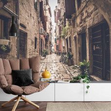 Eine Fototapete mit einer stimmungsvollen toskanischen Straße mit mittelalterlicher Architektur.