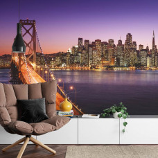 Eine Fototapete mit einer nächtlichen Stadtlandschaft mit der Bay Bridge, die in einem Wohnzimmer angezeigt wird.