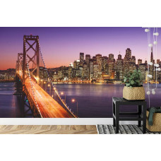 Eine Fototapete mit einer stimmungsvollen nächtlichen Szene der Bay Bridge, die in einem Schlafzimmer angezeigt wird.