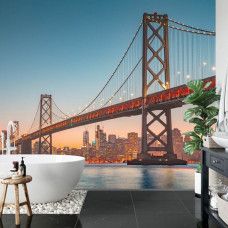 Eine Fototapete mit der Bay Bridge und den Lichtern der Stadt San Francisco, abgebildet in einem Badezimmer.