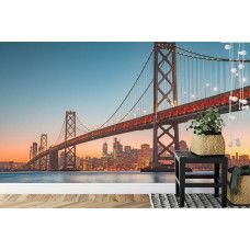 Eine Fototapete mit der San Francisco-Oakland Bay Bridge und einer Stadtsilhouette, abgebildet in einem Wohnzimmer.