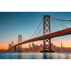 Die Oakland Bay Bridge von San Francisco, mit einer Stadtsilhouette im Hintergrund, aufgenommen auf einer Fototapete.