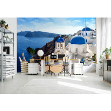 Eine Fototapete von Santorin mit charakteristischen weißen Häusern und blauen Dächern in einem modernen Büro.