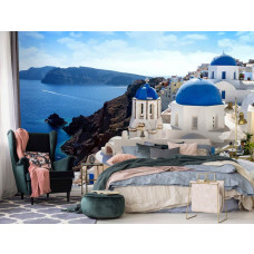 Eine Fototapete von Santorin mit einem beruhigenden Look in einem Schlafzimmer.