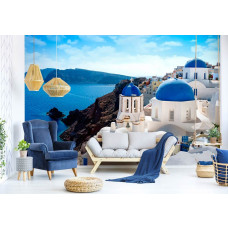 Eine Fototapete von Santorin mit einer malerischen Aussicht in einem stilvollen Wohnzimmer.