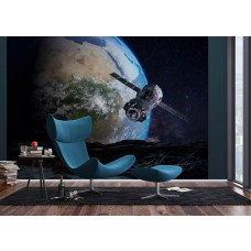 Eine Fototapete von einem Satelliten im Weltraum mit der Erde sichtbar, für ein kosmisches und modernes Gefühl im Wohnzimmer.