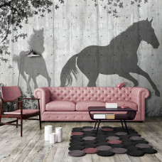 Eine Fototapete mit dem Schatten von Pferden an einer Betonwand in einem Wohnzimmer.