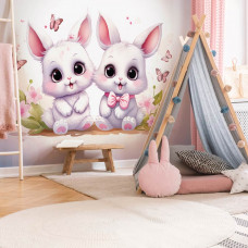 Eine Fototapete mit niedlichen Häschen und Schmetterlingen in einem Mädchenzimmer.