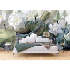Eine Fototapete mit malerischen Lotusblumen in einem Schlafzimmer mit Vliestapete.