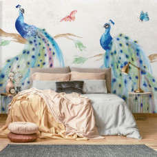 Fototapete mit malerischen Pfauen und bunten Federn. Perfekt für ein ruhiges und stilvolles Ambiente in einem Schlafzimmer.