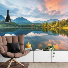 Eine natürliche Fototapete einer Berglandschaft mit Wasser und Grün, geeignet für ein Wohnzimmer.