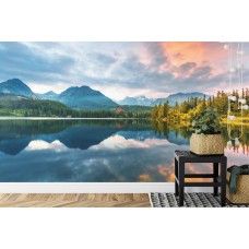 Eine beeindruckende Fototapete einer atemberaubenden Berglandschaft in der Slowakei mit einem schönen See und Natur, ideal für eine Küche.
