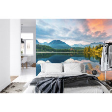 Eine atemberaubende Fototapete eines ruhigen Bergsees mit umgebender Natur, ideal für ein Schlafzimmer.