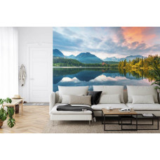 Eine stimmungsvolle Fototapete von Bergen und einer ruhigen Umgebung in der Slowakei, perfekt für ein Wohnzimmer.