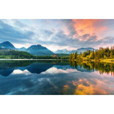 Eine atemberaubende Berglandschaft in der Slowakei, mit majestätischen Bergen, die sich über einen kristallklaren See erheben.