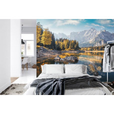 Eine Fototapete mit einem friedlichen Waldsee mit Bergen in einem Schlafzimmer.