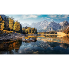 Gelassenheit strahlt diese Fototapete aus, die einen von dichten Wäldern und Bergen umgebenen Bergsee zeigt.