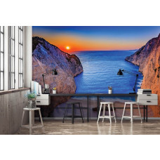 Eine Fototapete vom Shipwreck Beach auf Zakynthos mit einem Schiffswrack am Strand in Griechenland, zu sehen im Büro.