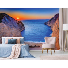 Eine Fototapete vom Shipwreck Beach auf Zakynthos mit einem Schiffswrack am Strand in Griechenland, zu sehen im Schlafzimmer.