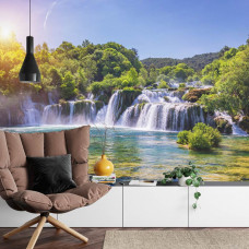 Ein stimmungsvolles Fototapete des Skradinski Buk Wasserfalls mit friedlichen Wasserströmungen, perfekt für ein Wohnzimmer.