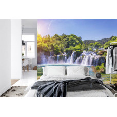 Ein beeindruckendes Fototapete des Skradinski Buk Wasserfalls in einer ruhigen Umgebung, perfekt für ein Schlafzimmer.
