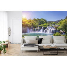 Ein wunderschönes Fototapete des Skradinski Buk Wasserfalls im Krka Nationalpark, mit üppiger Natur, ideal für ein Wohnzimmer.