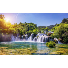 Fototapete des Skradinski Buk Wasserfalls im Krka Nationalpark, wo das Wasser durch einen üppig grünen Wald fließt.