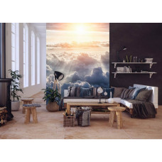 Eine Fototapete mit einem Himmel mit Wolken und Sonnenstrahlen, perfekt für ein Wohnzimmer.