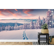 Eine Fototapete mit einer beruhigenden verschneiten Bergumgebung, geeignet für ein Schlafzimmer.