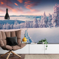 Eine Fototapete mit einer verschneiten Berglandschaft umgeben von Bäumen, perfekt für ein Wohnzimmer.