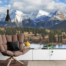 Eine Fototapete mit einer atemberaubenden Berglandschaft mit Schneegipfeln und Wäldern, geeignet für ein Wohnzimmer.
