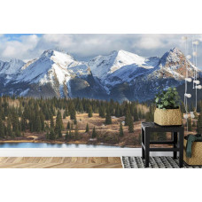 Eine Fototapete mit einer Panoramalandschaft aus Schneegipfeln und Natur, perfekt für Schlafzimmer und Wohnzimmer.