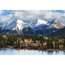 Fototapete mit schneebedeckten Berggipfeln über einem dichten Waldgebiet, eingefangen in einer wunderschönen Naturlandschaft.