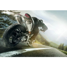 Fototapete schnelles Motorrad in den Bergen mit einem beeindruckenden Blick auf eine lange Straße und schöne Berge.