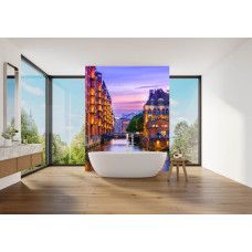 Fototapete Speicherstadt Hamburg im Abendlicht im Bad mit ruhigem Wasser und sanften Lichtübergängen.