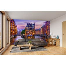 Fototapete Speicherstadt Hamburg im Abendlicht im Wohnzimmer mit Brücken, Kanälen und stimmungsvoller Spiegelung.